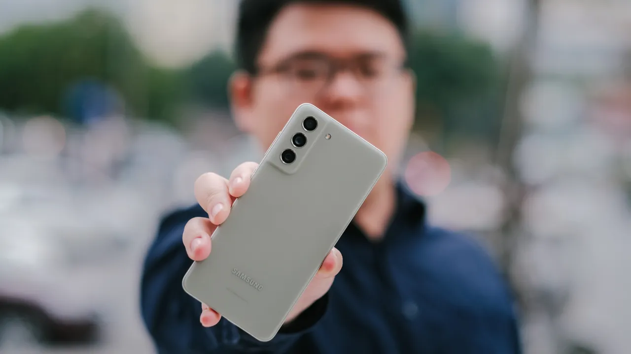 Galaxy S21 FE: обновление ПО (апрель 2025, Индия)
