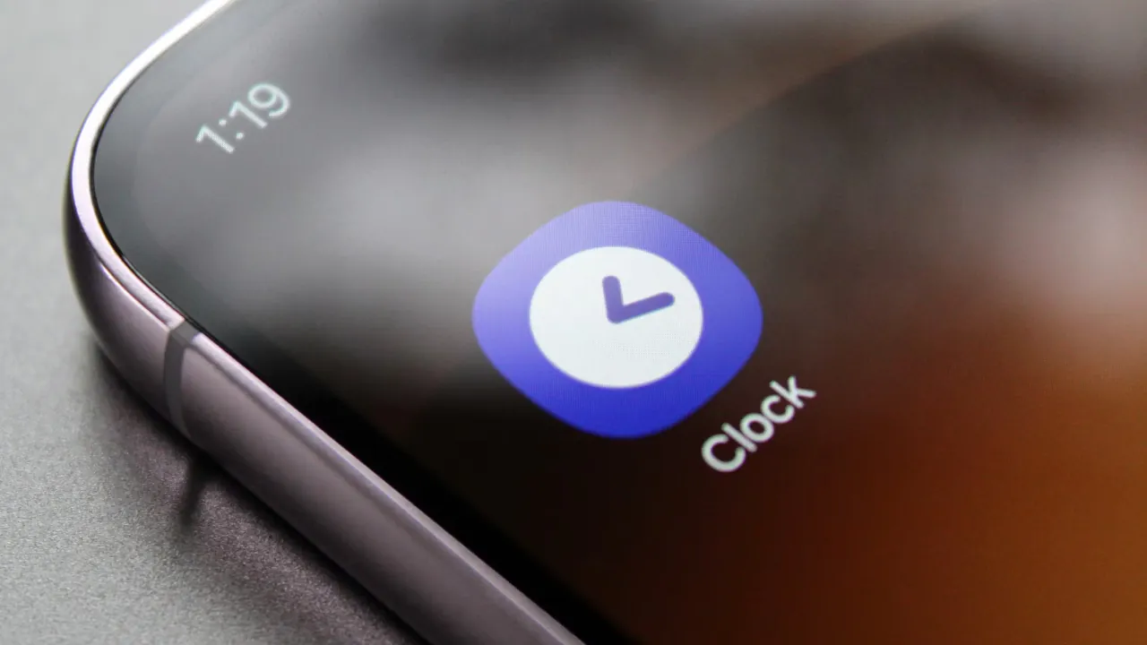 Обновление Samsung Clock для One UI 7: улучшения и стабильность