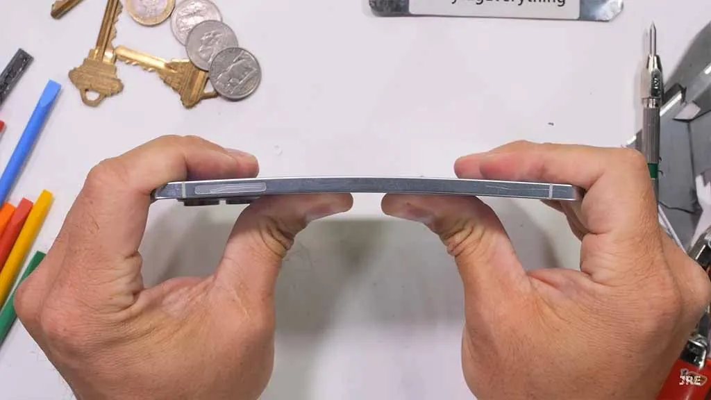 Samsung Galaxy S25 Edge тест на изгиб
