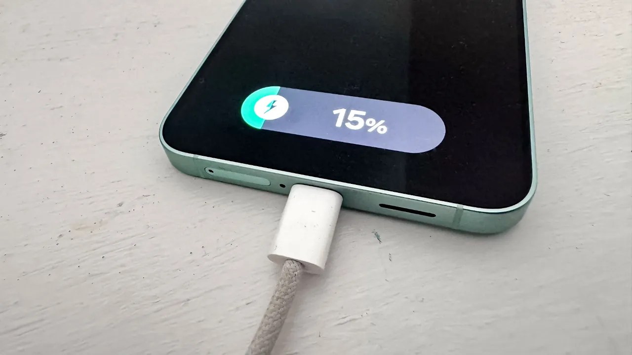 Samsung Galaxy S25 FE: флагманская зарядка в бюджетной модели