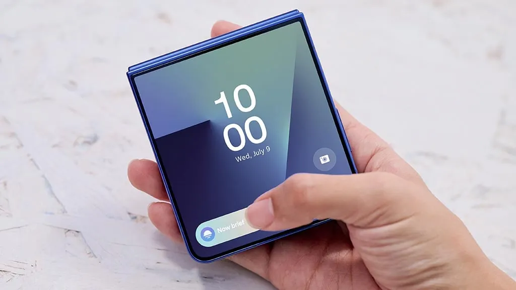 Samsung Galaxy Z Flip7 Now Bar
